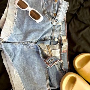 LEVI’s cutoff shorts